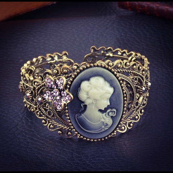 Vintage Jewelry - Vintage Relief Cameo Queen Purple Gem Bangle